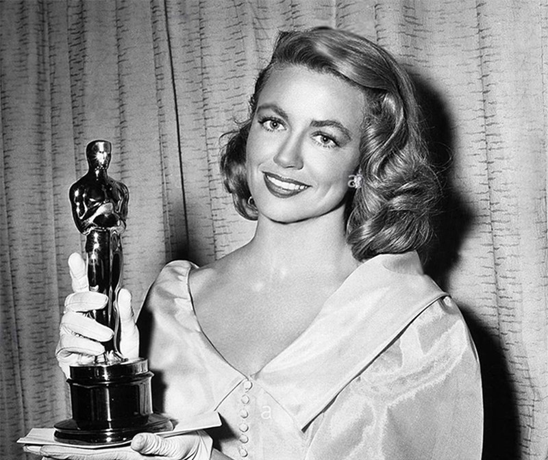 Dorothy Malone premiada com o Oscar de melhor atriz coadjuvante por ´Palavras ao Vento` em 1957