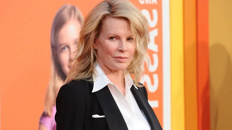 Atualmente, Kim Basinger mantém uma vida mais discreta, afastada dos holofotes que a acompanharam por décadas