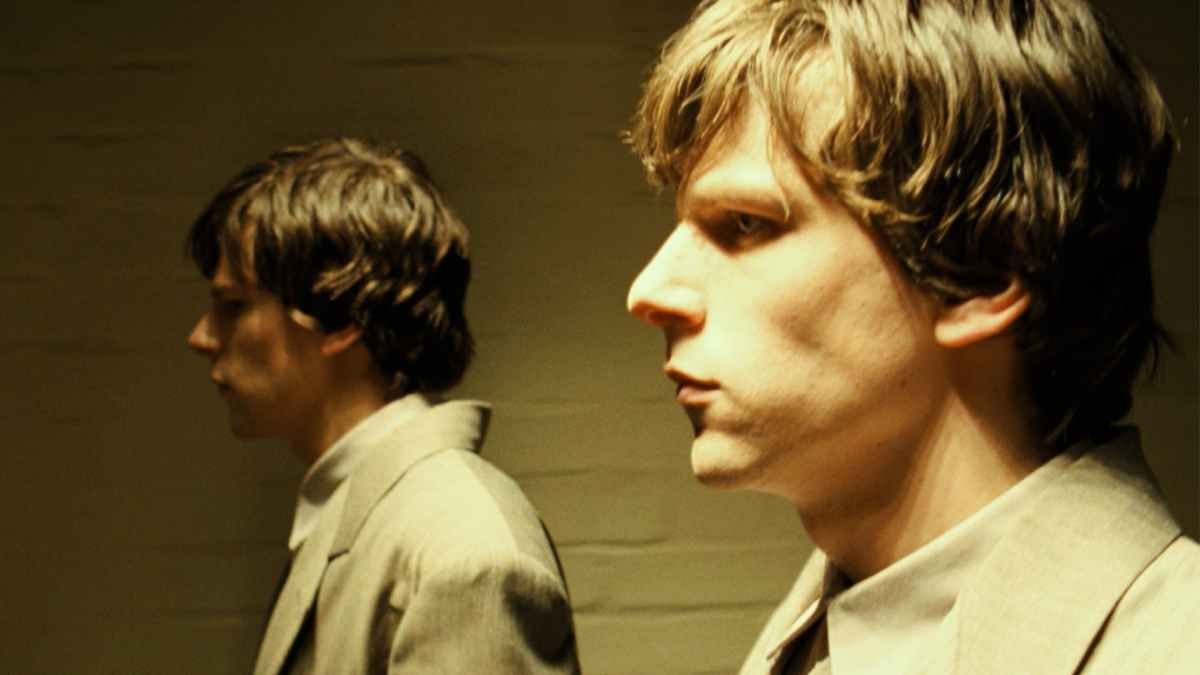 A dupla identidade no cinema foi muito bem retratada em ´O Duplo`, de 2013
